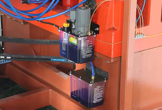 Pompa minyak pelumas listrik dapat secara otomatis menyuntikkan minyak pelumas secara teratur dan kuantitatif melalui kontrol komputer di bawah kondisi kontrol tak berawak, yang dapat membuat putaran