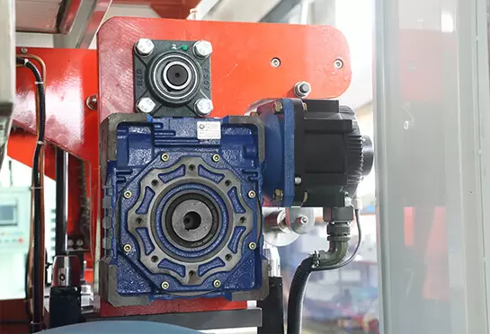 Motor servo pengumpanan lembaran mengadopsi merek YASKAWA, dibuat di Jepang, daya pengenalnya adalah 3Kw, memastikan operasi yang stabil dalam proses pemberian makan.