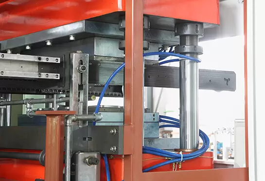 Stasiun kerja digerakkan oleh empat pilar pemandu yang stabil (baja GCr15, bagian luarnya berlapis krom keras). Tahan aus, dan memperpanjang umur peralatan.