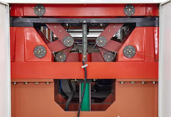 Seluruh bagian digerakkan oleh sistem hidrolik, yang andal dan stabil. Menggunakan proximity switch dari ROCKWELL (USA) menghasilkan presisi pemosisian cetakan yang sangat baik.