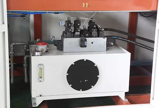 Sistem penggerak hidraulik dapat memberikan kecepatan gerakan yang memadai dan kekuatan pukulan yang kuat.