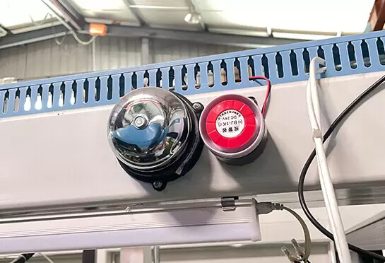 Ada fungsi alarm dari pintu geser.