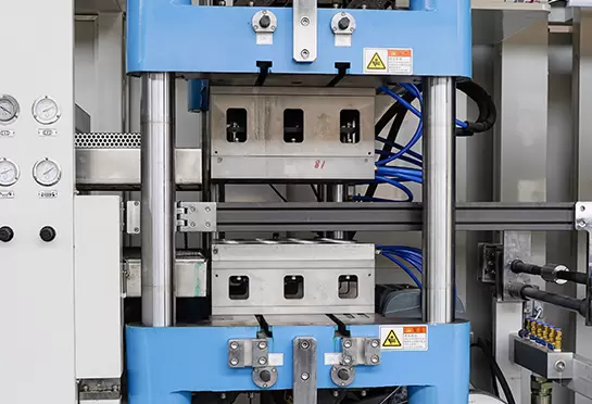 Ada perangkat perubahan cetakan cepat, yang sangat mempersingkat waktu untuk perubahan cetakan.