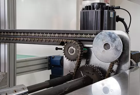 Rantai bergigi terbuat dari 65#Mn, membantu menyampaikan lembaran. Rel aluminium dengan pendingin air, hemat air.