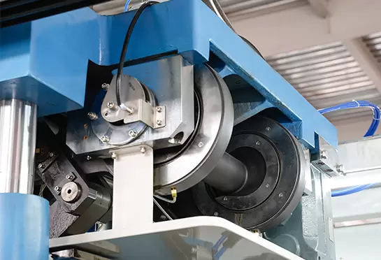 Setiap stasiun digerakkan oleh struktur hubungan engkol eksentrik.