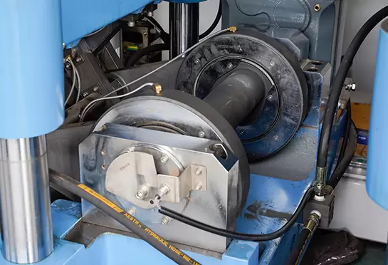 Setiap stasiun digerakkan oleh struktur hubungan engkol eksentrik.