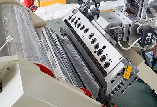 Mati ekstrusi miring 45 °: Gaya resistansi rendah pada saluran ekstrusi kepala mati membuat ketebalan lembaran merata.