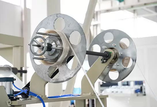 Penggulungan material tepi: penggulungan material tepi potong menjadi bundel.