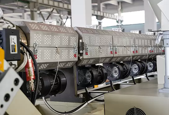 Bagian Pemanas Lembaran: memanaskan bahan plastik; Ekstrusi material ke pengubah layar setelah penyaringan. Dengan kekerasan optimal, ketahanan korosi yang kuat, dan masa pakai yang lama.